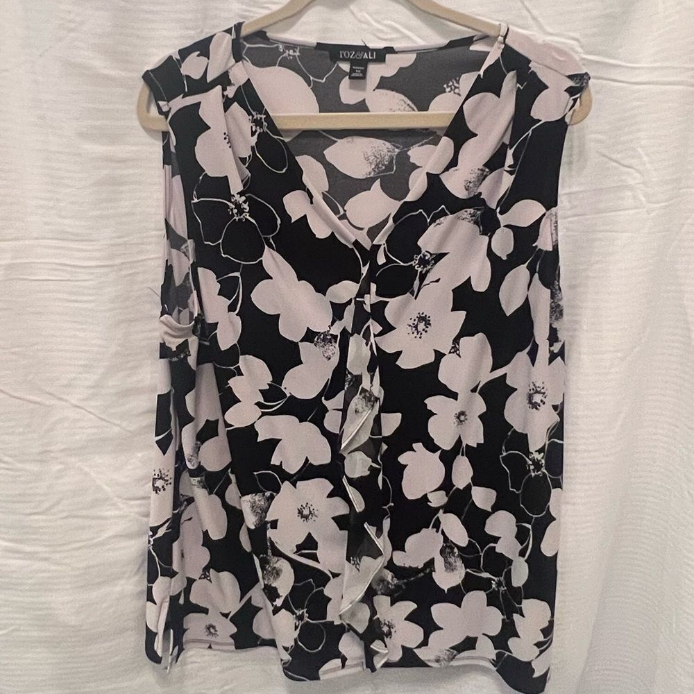 Roz & Ali - Size 1X - Black and White Floral Women's Top
